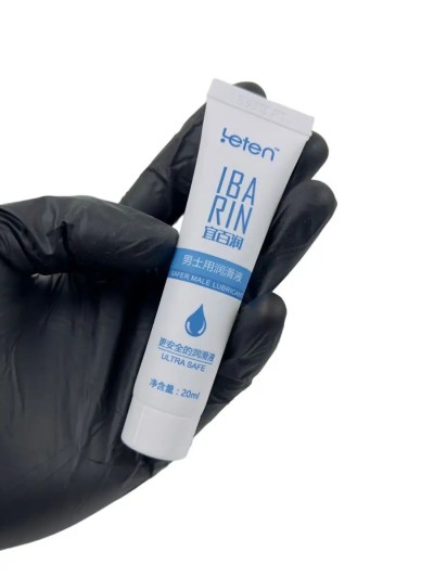 Интимная гель смазка на водной основе Leten - Интимная смазка Leten - флакон в руке