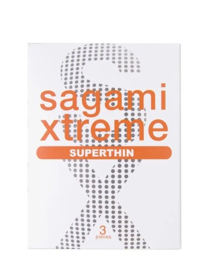 Презервативы Sagami ультратонкие - Пакет с презервативами Sagami на фоне интимных аксессуаров